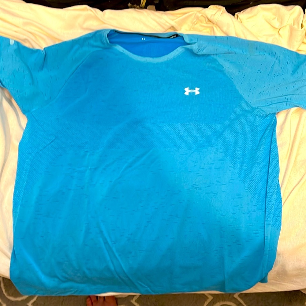 Men’s heat gear running shirt. Size XXL